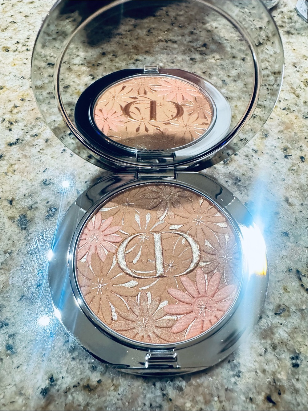 Dior White Daisy Embossed Compact with Red Ladybug Accent coral bronze - Picture 3 of 13